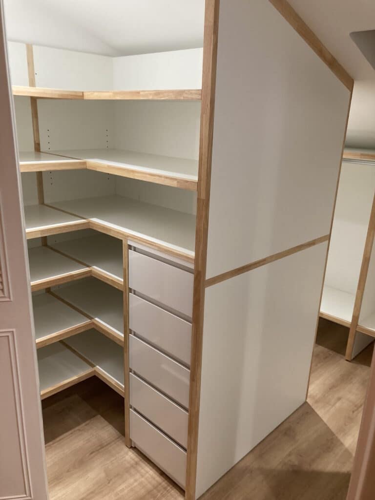 Cette image montre des éléments de dressing ouvert (sans porte) aménagées sous des combles.